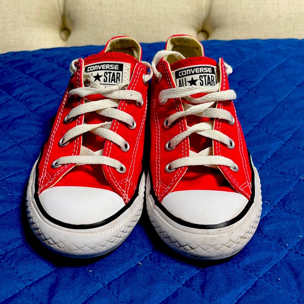 Converse low top red tennis shoes